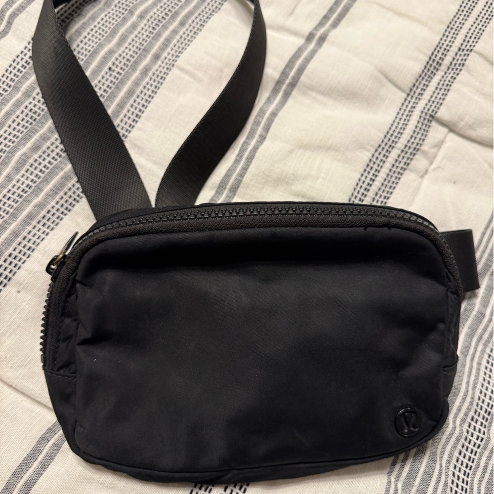 Lululemon belt bag black